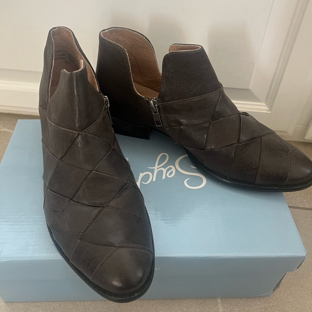 Seychelles Dark Brown Leather booties